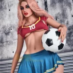 Ravelya Sex Doll 160 cm IronTech Doll TPE en tenue sportive avec ballon de football.