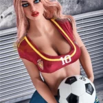 Ravelya Sex Doll 160 cm IronTech Doll en tenue sportive avec ballon de football.
