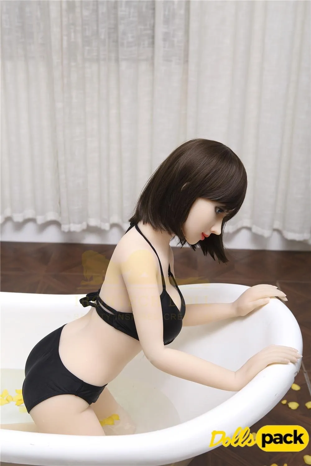 Séraphine Sex Doll 155 cm IronTech Doll en bikini noir dans une baignoire, vue de profil.