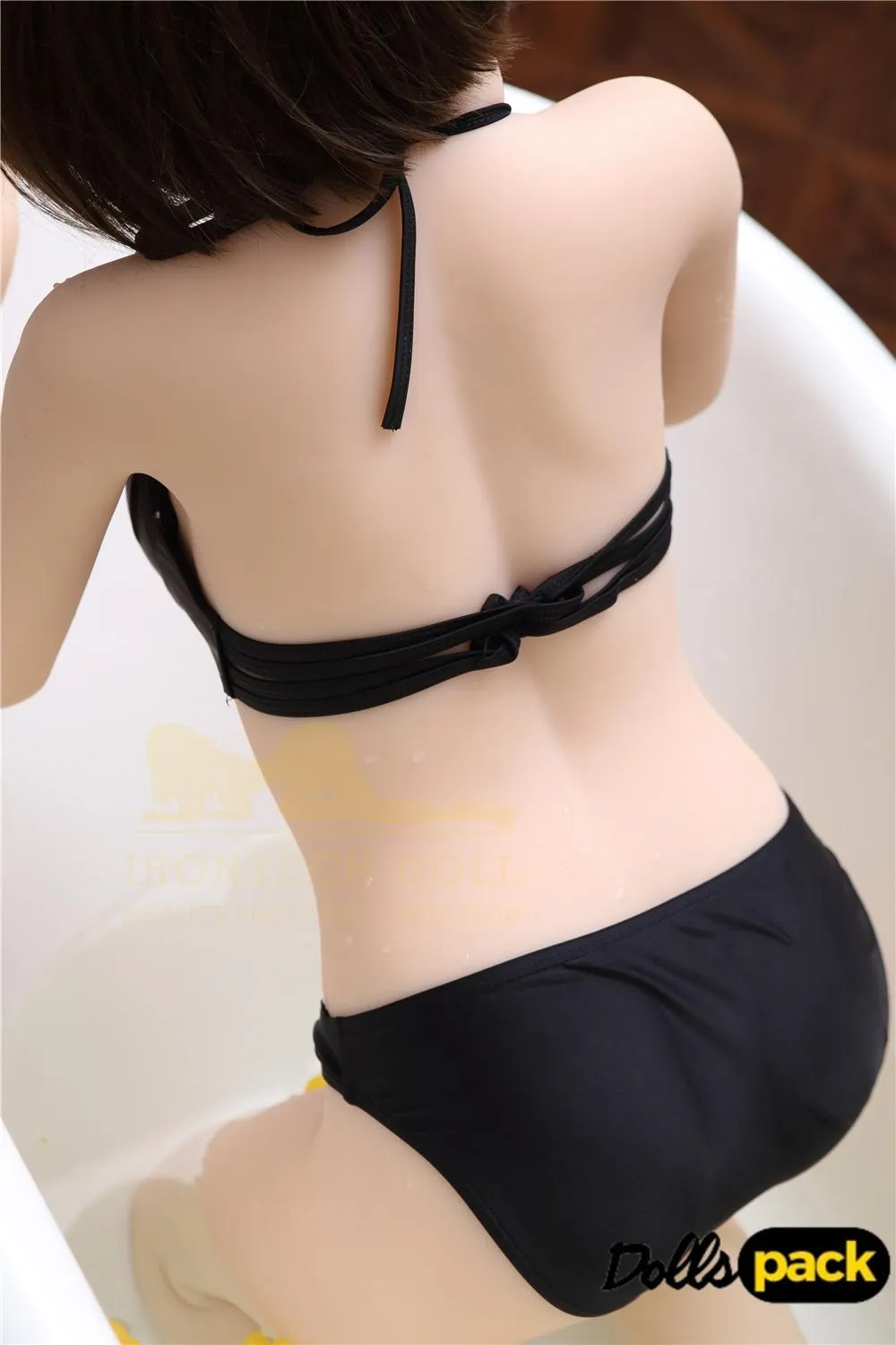 Séraphine Sex Doll 155 cm IronTech en maillot noir, vue arrière dans une baignoire.