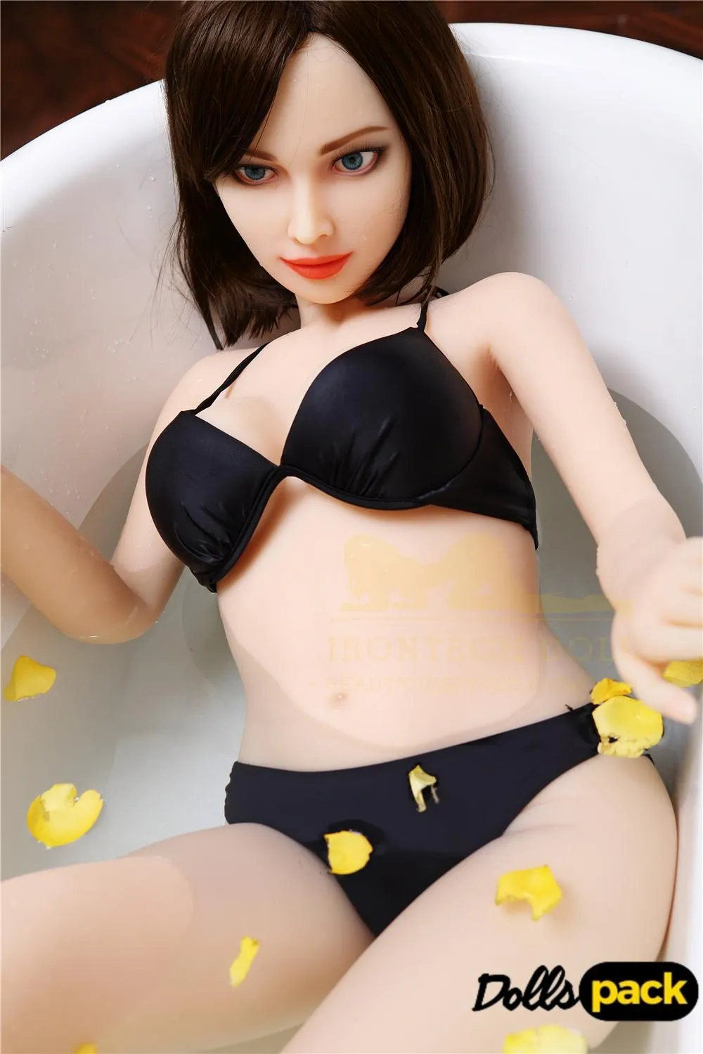 Séraphine Sex Doll 155 cm IronTech Doll TPE dans un bain, bikini noir, pétales jaunes.
