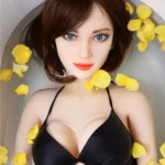 Séraphine Sex Doll 155 cm IronTech Doll allongée dans l'eau, entourée de pétales jaunes.
