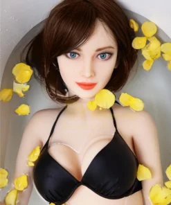 Séraphine Sex Doll 155 cm IronTech Doll allongée dans l'eau, entourée de pétales jaunes.