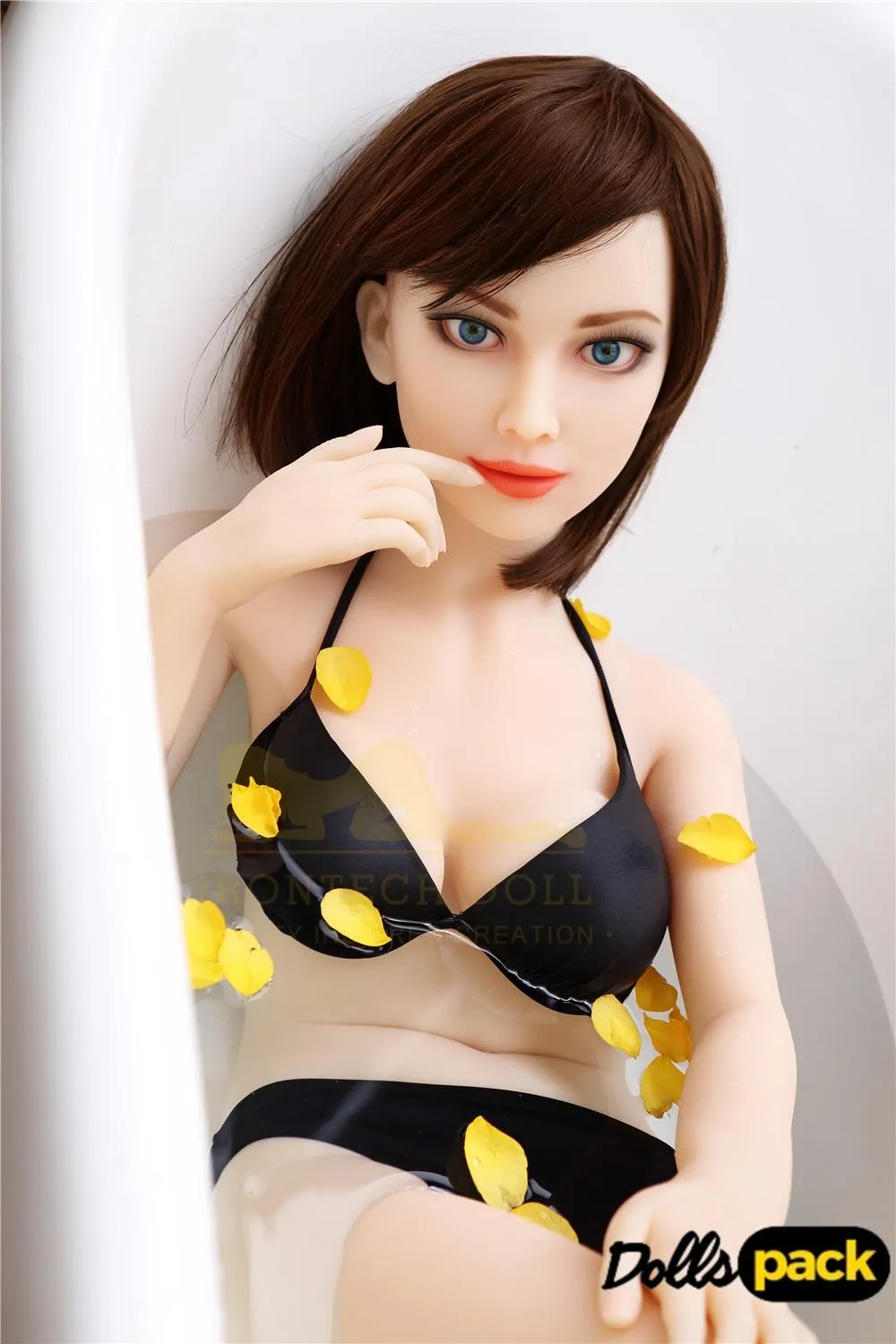 Séraphine Sex Doll 155 cm IronTech Doll TPE en bikini noir dans une baignoire avec pétales jaunes.