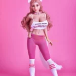 Serenka Sex Doll 154 cm IronTech, debout en tenue rose avec oreilles et queue, fond rose.