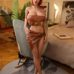 Suzu Sex Doll 154 cm Plus IronTech Doll TPE debout, robe marron, intérieur moderne.