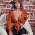 Velena Sex Doll 156 cm IronTech Doll TPE assise, chapeau marron, chemise nouée orange.