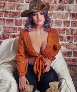 Velena Sex Doll 156 cm IronTech Doll TPE assise, chapeau marron, chemise nouée orange.