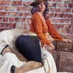 Velena Sex Doll 156 cm IronTech Doll TPE en pose à genoux, chapeau et tenue décontractée.