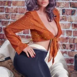 Velena Sex Doll 156 cm IronTech Doll TPE assise, chapeau de cowboy, chemisier orange.