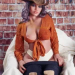 Velena Sex Doll 156 cm IronTech Doll TPE assise, chapeau cowboy, chemise orange nouée.