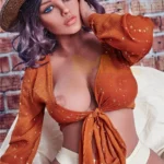 Velena Sex Doll 156 cm IronTech Doll TPE en tenue orange, chapeau de cow-boy, fond briques.