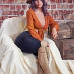 Velena Sex Doll 156 cm IronTech Doll TPE assise, chapeau cowboy, tenue décontractée.