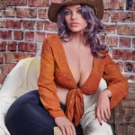 Velena Sex Doll 156 cm IronTech Doll TPE assise, chapeau cowboy, chemise nouée devant.