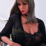 Velora Sex Doll 159 cm IronTech Doll en robe noire transparente, cheveux longs, pose assise.