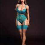 Zelina Sex Doll 164 cm en lingerie verte, debout, cheveux longs blonds, fond sombre.