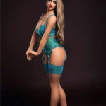 Zelina Sex Doll 164 cm en lingerie bleue, posant de profil avec des escarpins assortis.