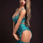 Poupée TPE Zelina 164 cm IronTech en lingerie verte, posée de profil avec cheveux longs.