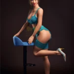 Zelina Sex Doll 164 cm IronTech en lingerie turquoise, posée sur un tabouret bleu.