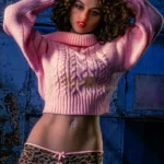 Zella Sex Doll 168 cm IronTech en pull rose, pose glamour, fond industriel.