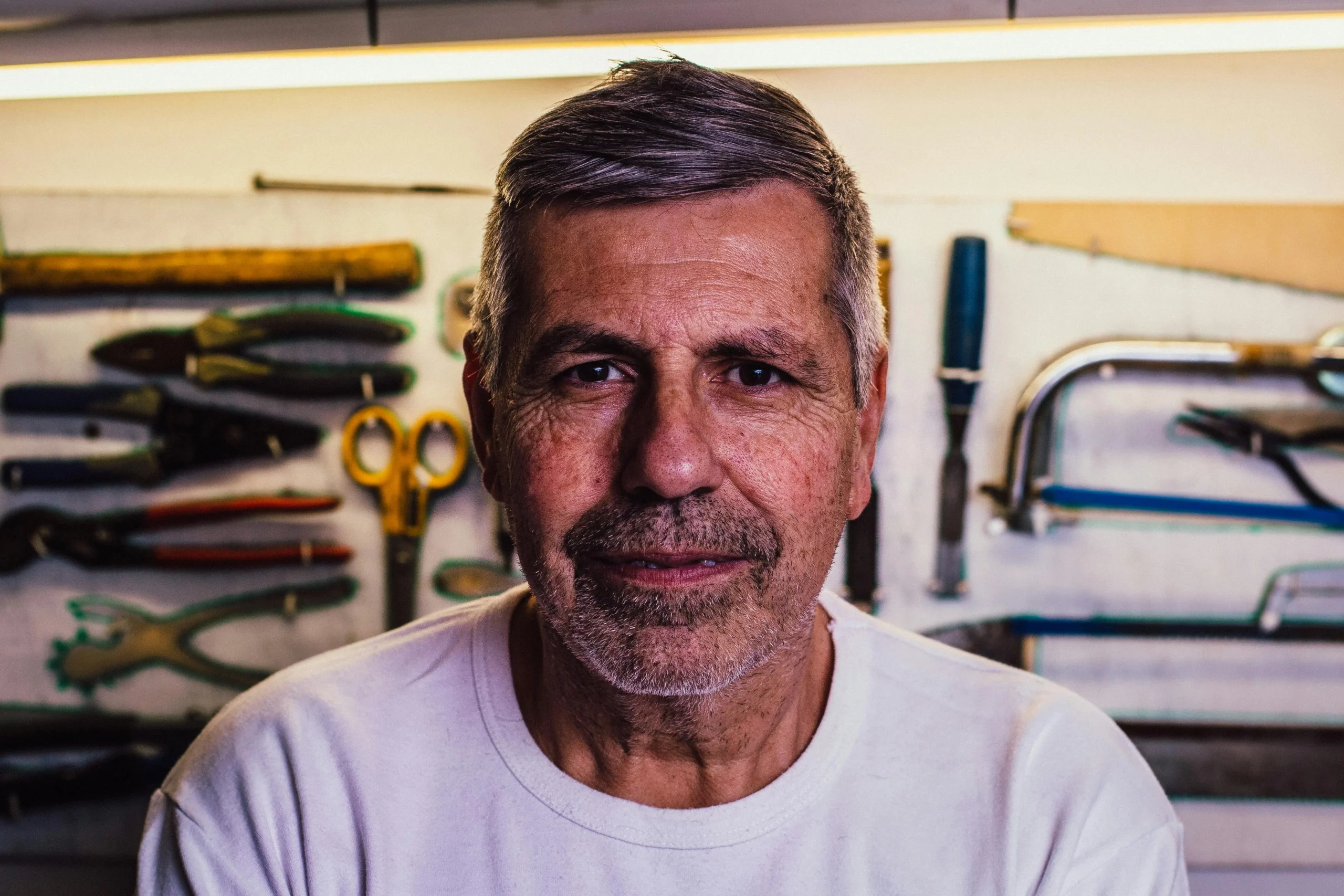 Portrait d'un homme d'une cinquantaine d'années qui témoigne de son expérience des real dolls.