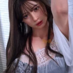 Jennifer Sex Doll 158 cm IronTech Doll en lingerie blanche, bras levé, cheveux bruns longs.