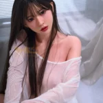 Shangrila Sex Doll 153 cm IronTech Doll en chemise blanche, assise dans une pose séduisante.