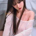 Shangrila Sex Doll 153 cm IronTech Doll en silicone, assise, chemise blanche transparente.