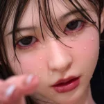 Shangrila Sex Doll 153 cm IronTech Doll Silicone, gros plan visage mouillé et expressif.