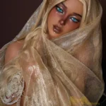 Alicie Sex Doll 164 cm IronTech Doll en voile doré, pose élégante, regard captivant.