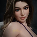 Isola Sex Doll 160 cm IronTech Doll en silicone, pose assise, regard intense, cheveux bruns.