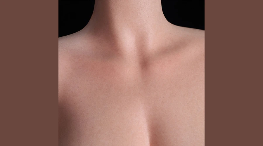 Body painting sur poupée réaliste — veines apparentes, taches de rousseur, motifs décoratifs