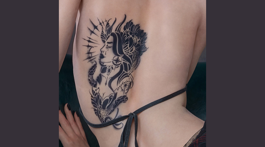 Détails d'une option avancée : tatouage dans le dos sur poupée réaliste